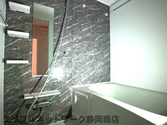 バス・シャワールーム　コンパクトで使いやすいお風呂です