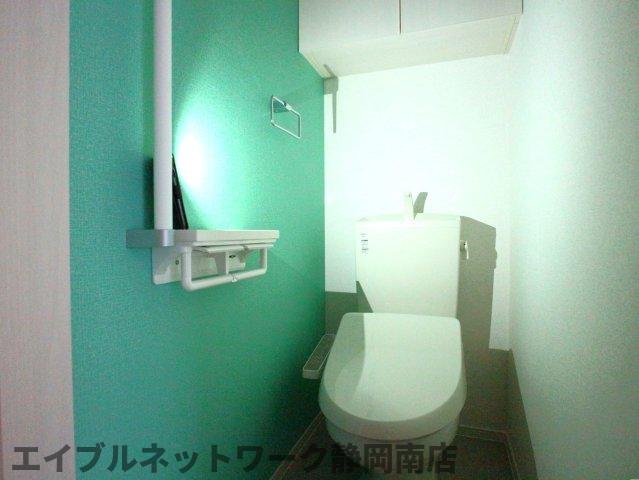 トイレ　落ち着いた色調のトイレです