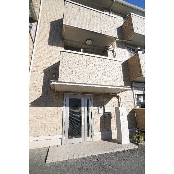 その他　共用エントランスにはオートロックあり