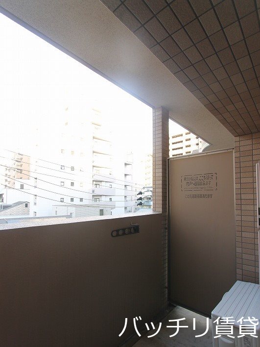 バルコニー　別号室タイプの為、現状を優先致します