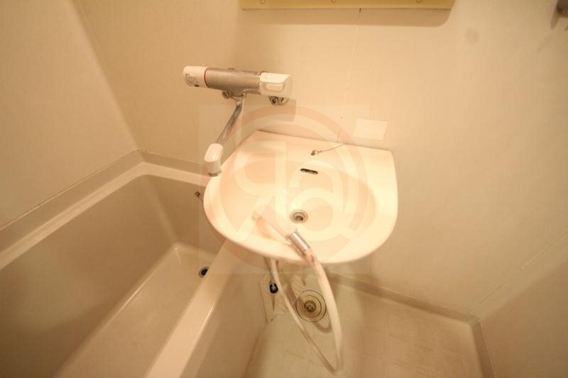 洗面設備　ゆったりとスペースのある洗面所