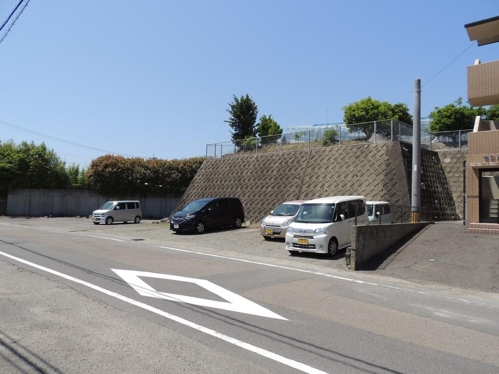 駐車場　マンション西側に専用駐車場があります。