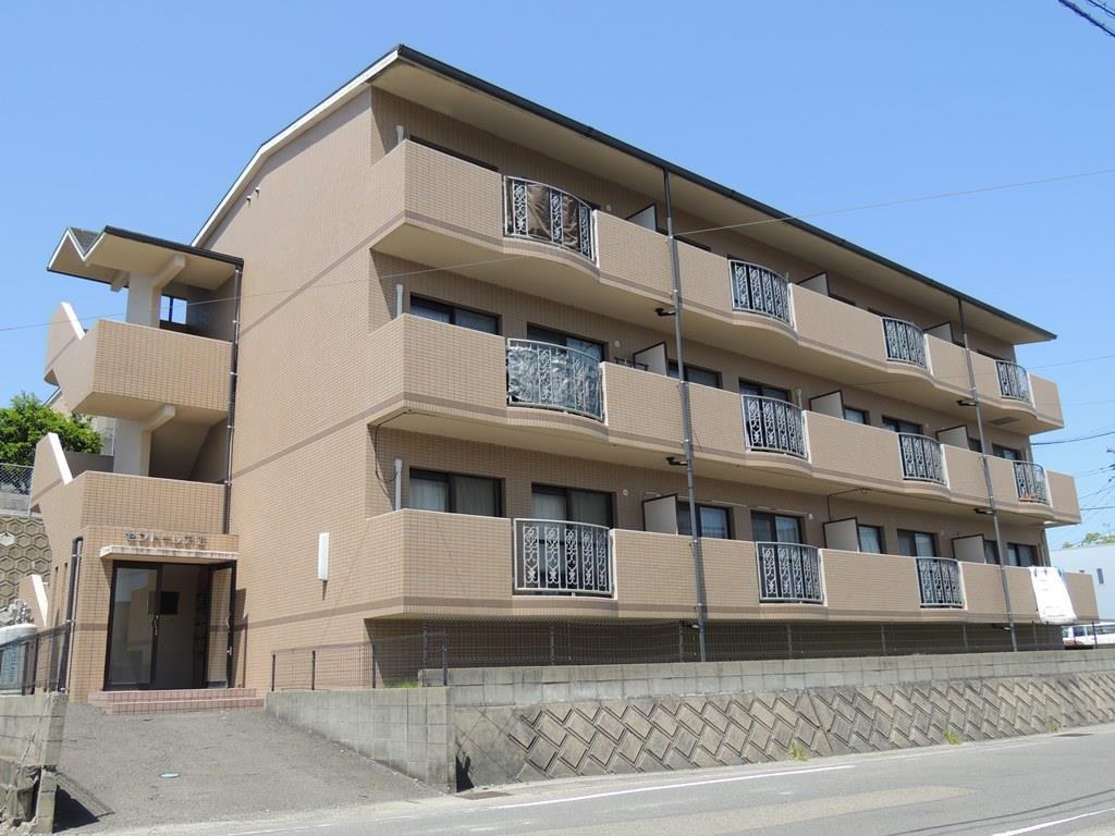 建物外観　道路から少し高いところに建てられたマンションです。