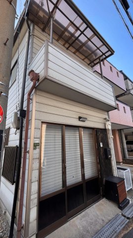 建物外観　自転車やバイクは室内にいれることが可能で、シャッター付きです