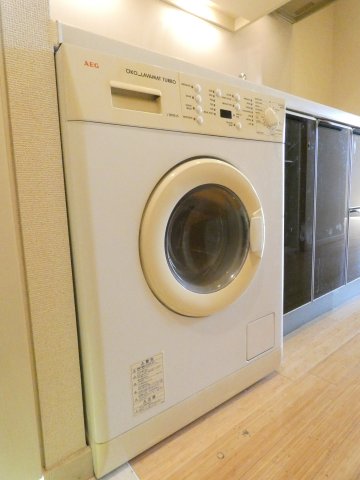 その他設備　備え付け洗濯機※別部屋参考写真