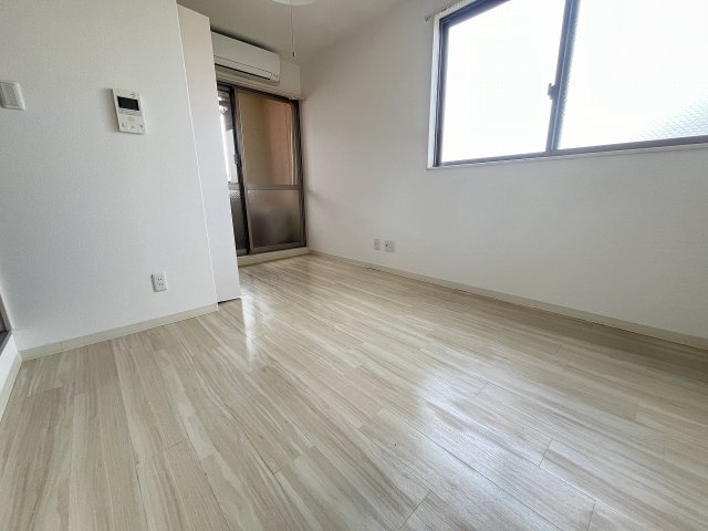 その他部屋・スペース　広くて明るい寝室