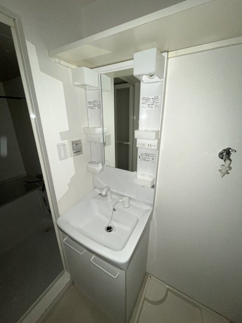 洗面設備　ゆったりとスペースのある洗面所