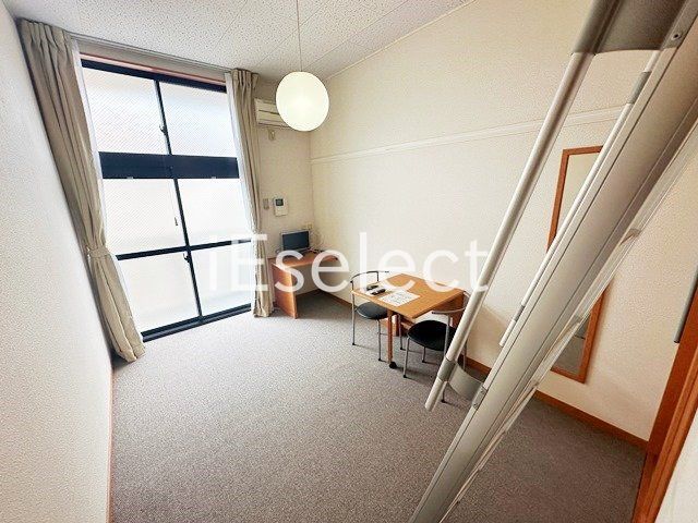 居室・リビング　ロフト付きで解放感ある居室