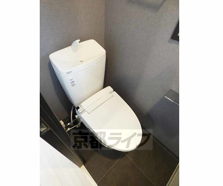 トイレ　ウォシュレットつき。