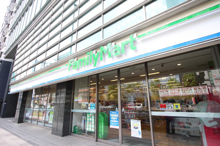 コンビニ　ファミリーマート（コンビニ）まで120m