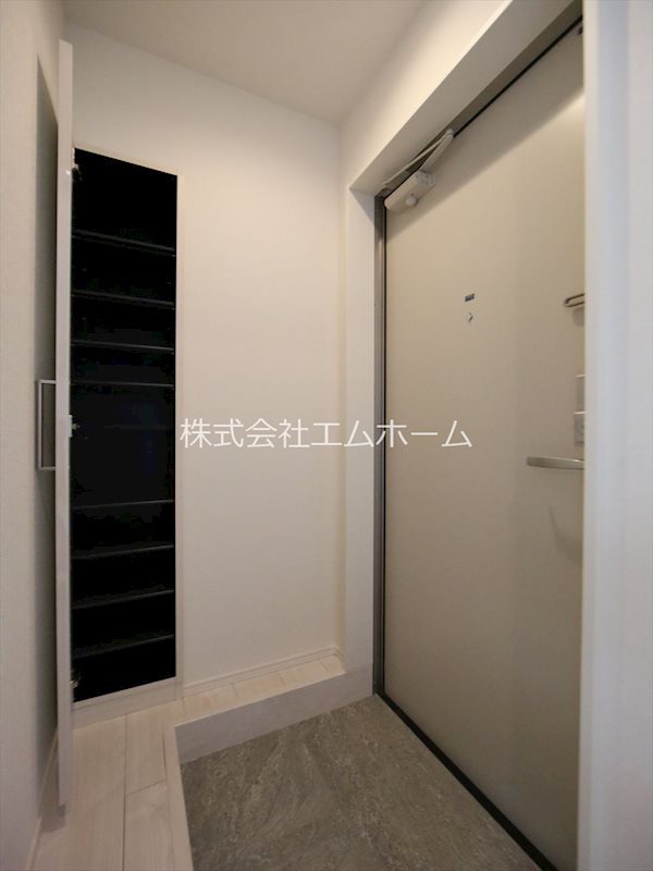 玄関　玄関　シューズボックス付（収納充実してます）