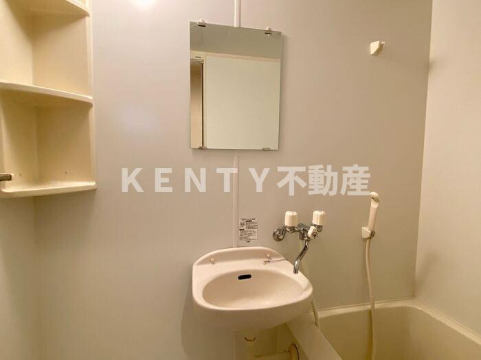 洗面設備　明るい洗面所です