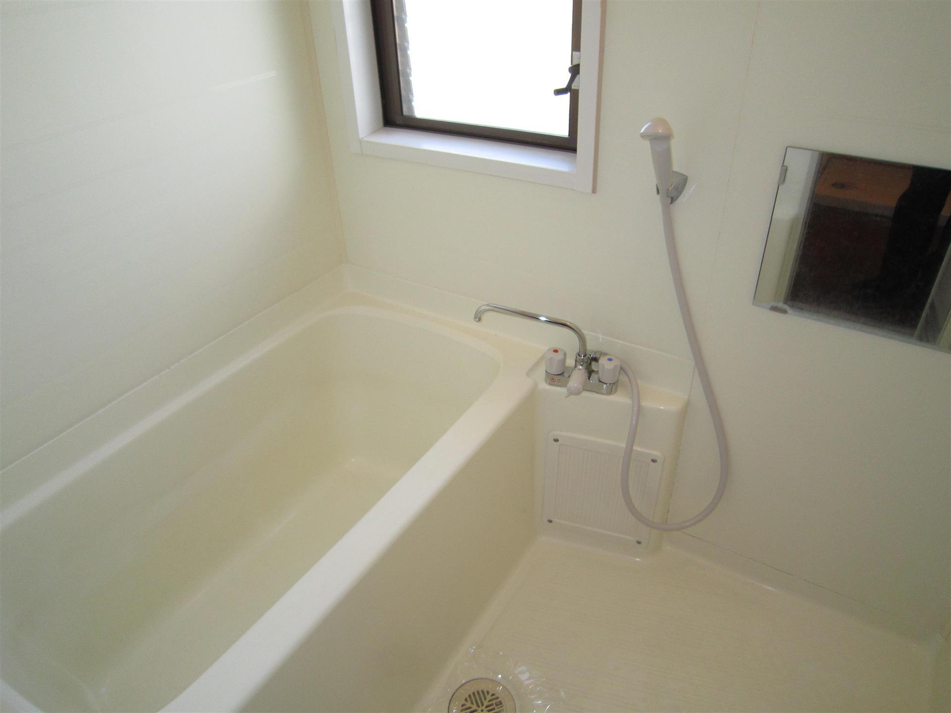 バス・シャワールーム　窓付きの浴室