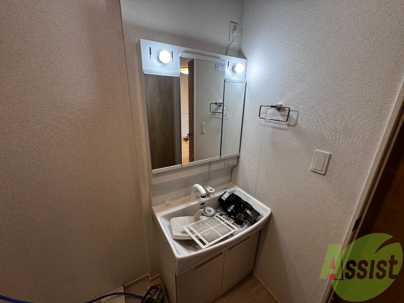 洗面設備　こちらは洗面台になります。大きな鏡があっていいですね。