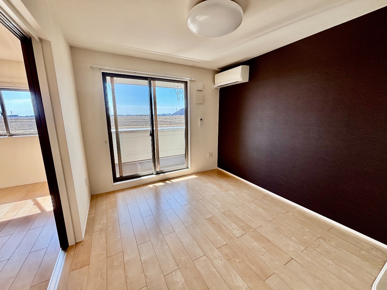 居室・リビング　リビング部分・広々、日当たり良好です♪