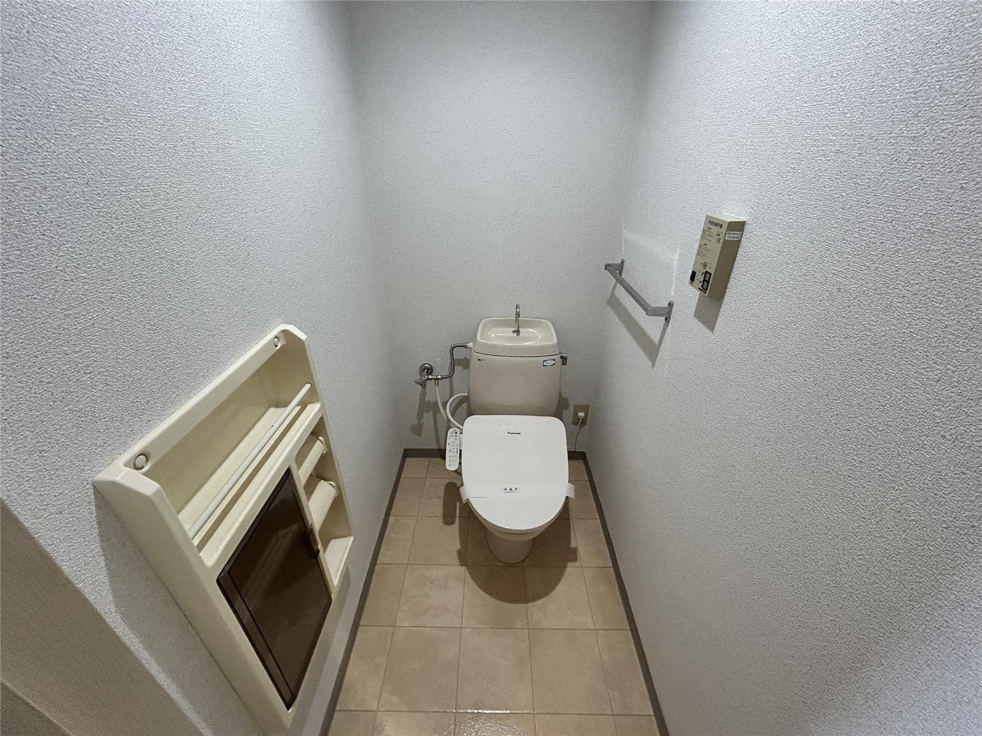 トイレ　温水洗浄便座付きのトイレです
