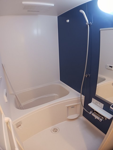 バス・シャワールーム　追い焚き・浴室乾燥機付きのお風呂です♪