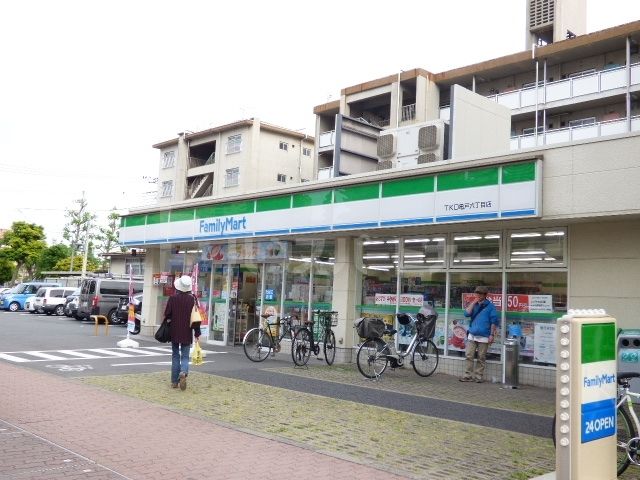 コンビニ　ファミリーマートＴＫＤ亀戸六丁目店（コンビニ）まで300m