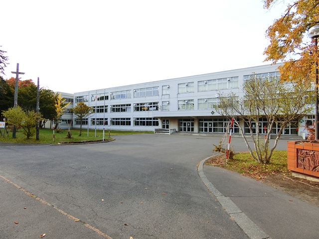 小学校　江別市立野幌若葉小学校（小学校）まで862m