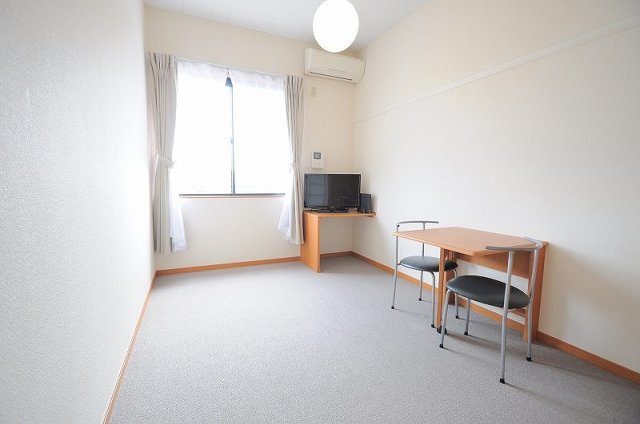 居室・リビング　天井の高いお部屋になります