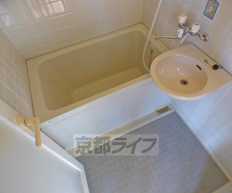 バス・シャワールーム　レトロな雰囲気のお風呂です。
