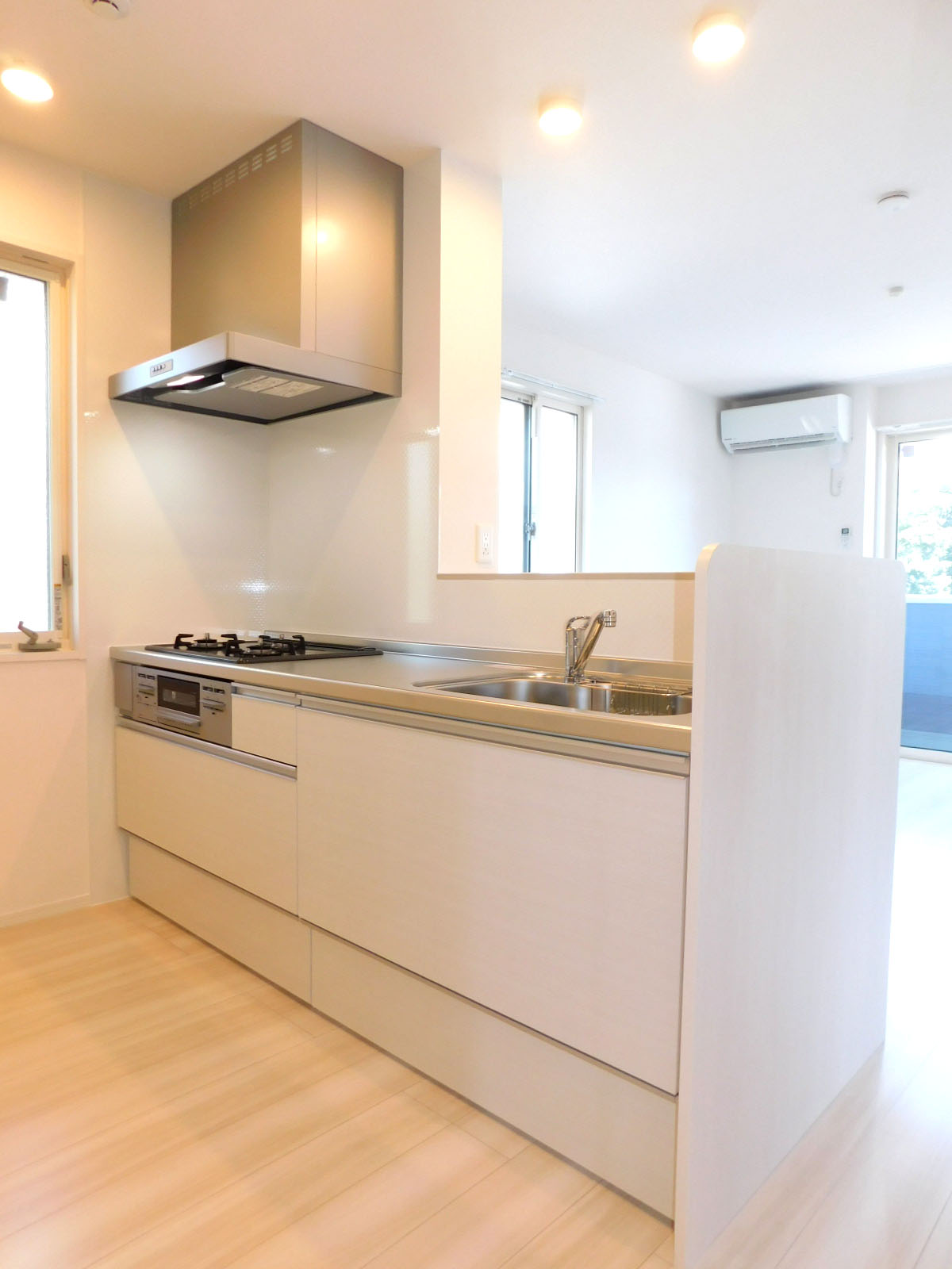 キッチン　３口ガスコンロ・グリル付システムキッチン（イメージ写真）