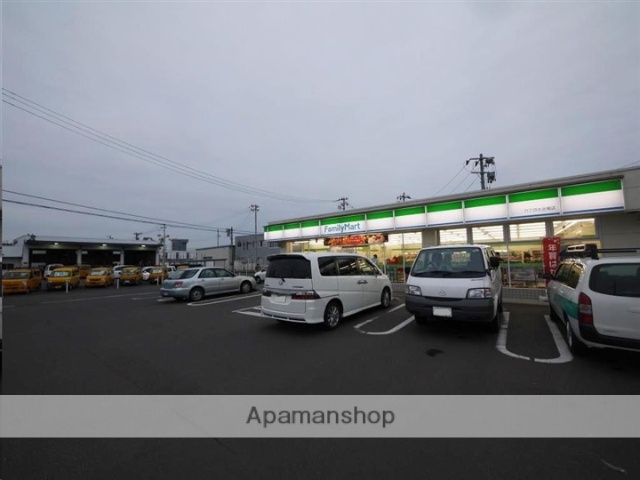 コンビニ　ファミリーマート六丁目左近堀店（コンビニ）まで207m