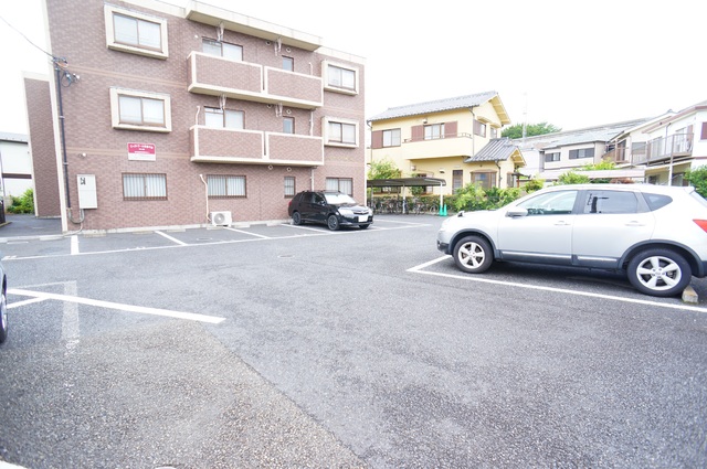 駐車場　敷地内に駐車場がありますが、まず空き確認してください。