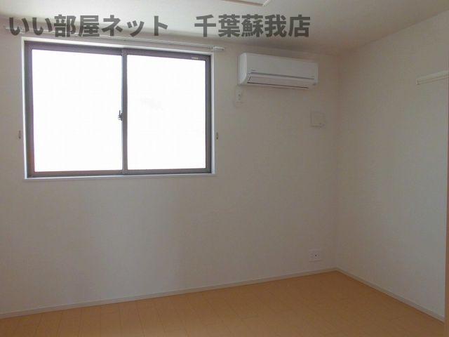 その他部屋・スペース　落ち着いた色調の寝室です