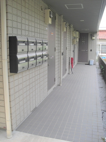 エントランス　ダイヤル式メールボックス　１階共用廊下