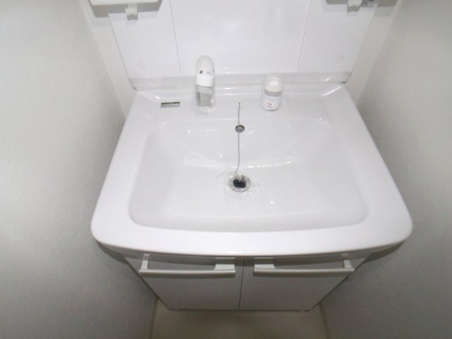 洗面設備　明るい洗面所です