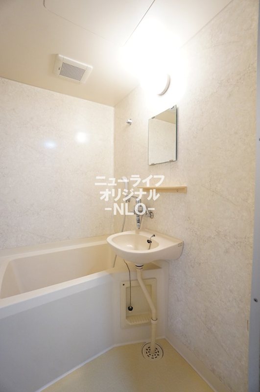 バス・シャワールーム　バスタブに浸かって一日の疲れをゆっくりリフレッシュ。