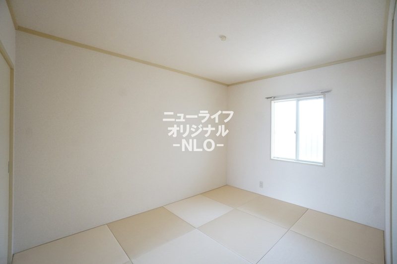 その他　ごろんと寝転がることができるモダン畳の和室。