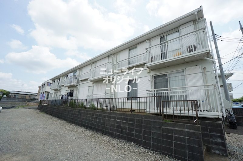 建物外観　2階建て、軽量鉄骨構造の賃貸アパート