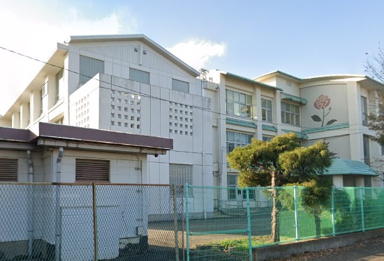 中学校　綾瀬中学校（中学校）まで389m