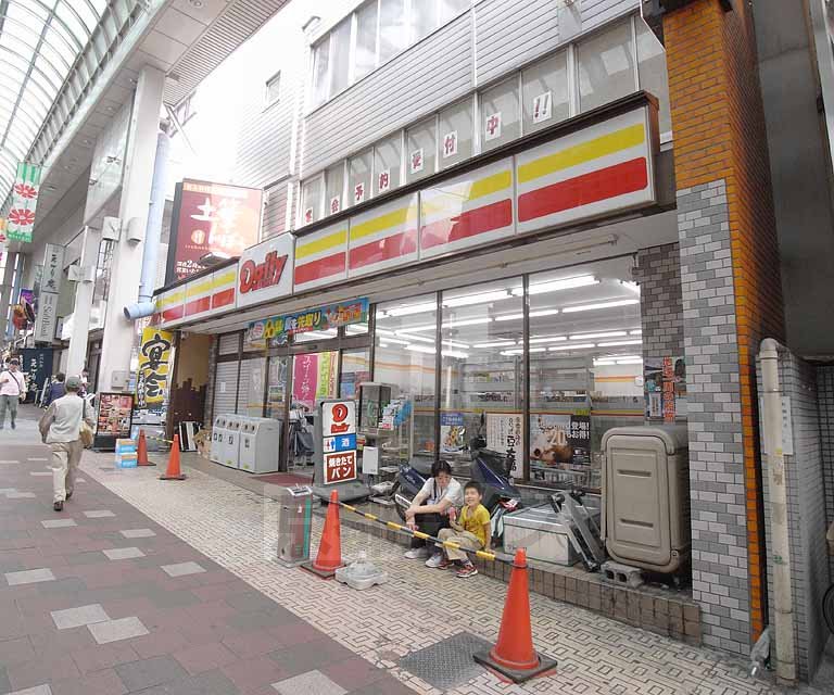 コンビニ　デイリーヤマザキ京阪桃山駅前店（コンビニ）まで566m