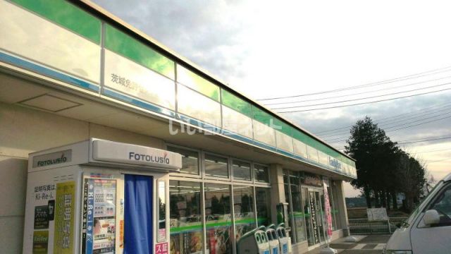 コンビニ　ファミリーマート免許センター前店（コンビニ）まで1065m