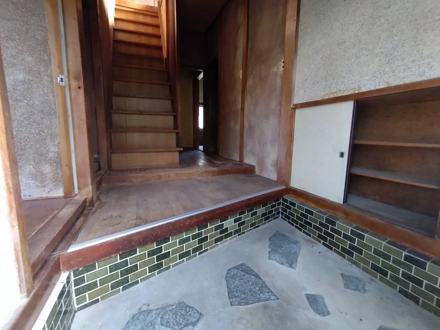 あま市金岩上屋敷貸家の玄関写真