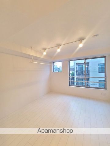 東急田園都市線 三軒茶屋駅 徒歩10分 4階建 築1年の居間写真