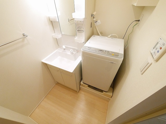 洗面設備　明るい洗面所です
