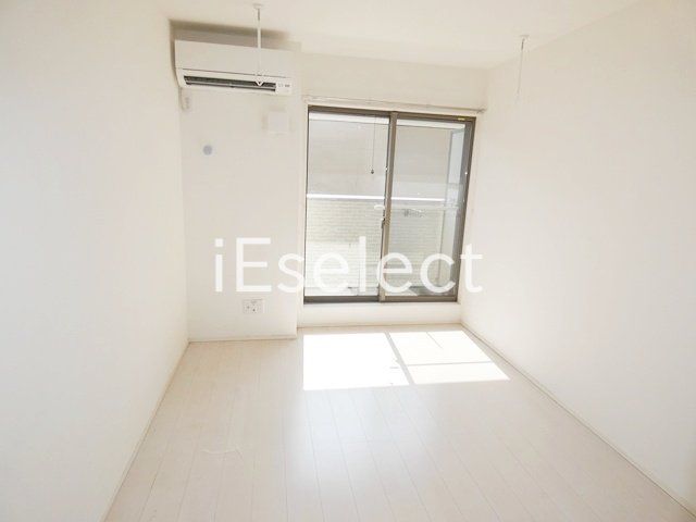居室・リビング　明るい日差しの入るお部屋です