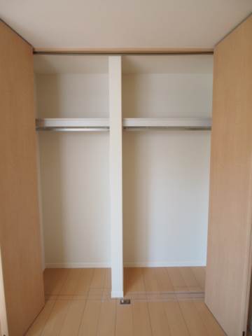 収納　奥行きもある収納は上部に布団もしまえます。
