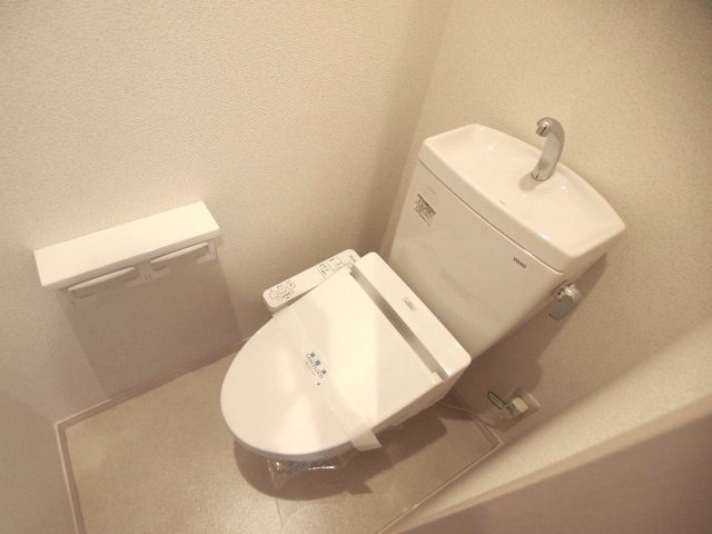 相鉄いずみ野線 二俣川駅 徒歩13分 2階建 築11年のトイレ写真