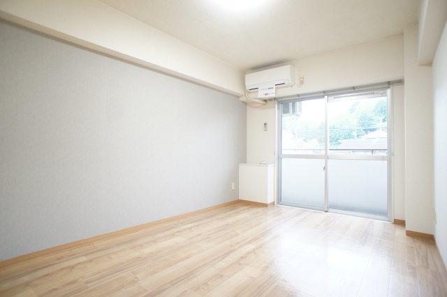 居室・リビング　南向きで明るいお部屋！暖かな日差しが入ります♪