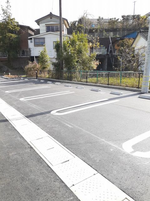 【ゴーズ　レジデンス　Ｍの駐車場】
