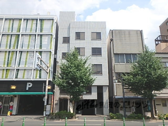 京都市中京区大文字町のマンションの建物外観