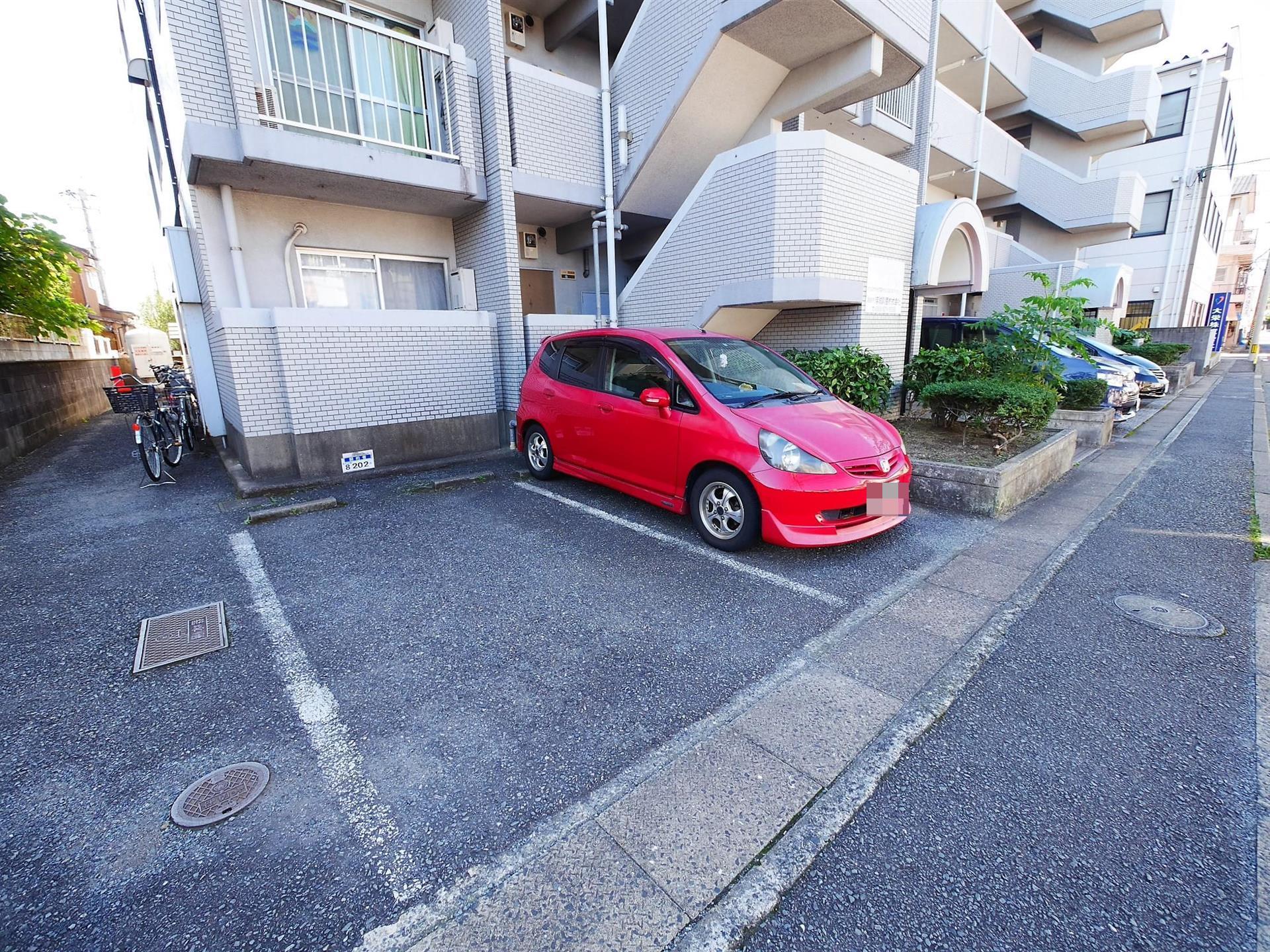 【シャトレ中井の駐車場】