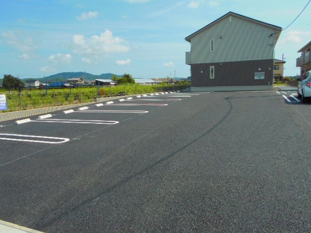 【西尾市西浅井町のアパートの駐車場】