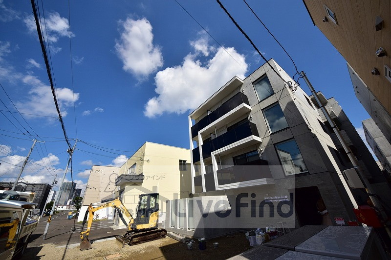 【札幌市白石区菊水七条のマンションの建物外観】