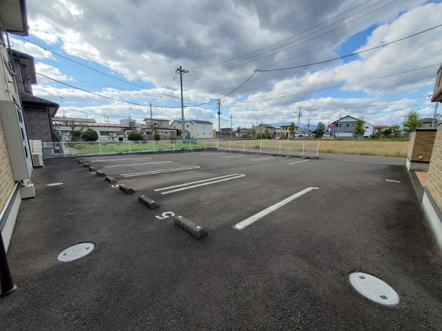 【柴田郡柴田町大字船岡のアパートの駐車場】